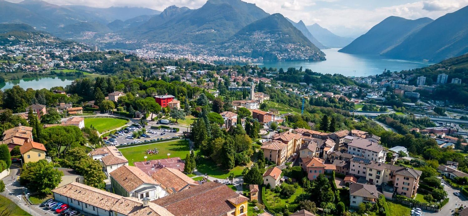 Vue aérienne de tasis, l'école américaine en Suisse