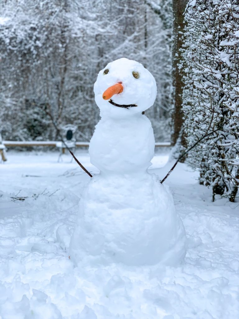 Construire un bonhomme de neige en hiver
