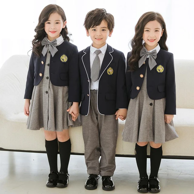 enfants avec uniformes